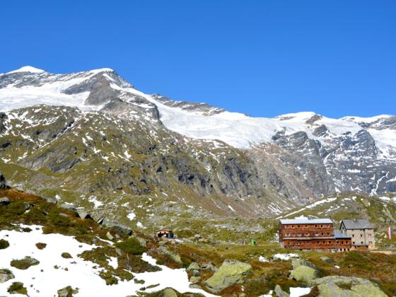 Essener und Rostocker Hütte links im Hintergrund die Simonyspitzen