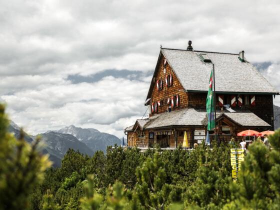 Blick auf die Peter-Wiechenthaler-Hütte
