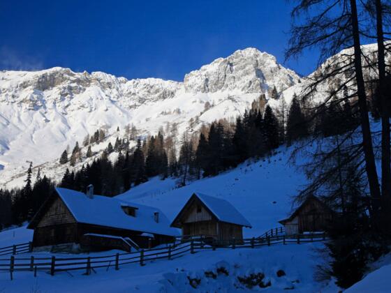 Beim Zustieg liegt die Muhreralm noch im Schatten