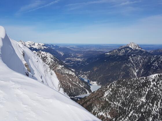 Am Gipfel, Blick nach Norden mit PLansee und Säuling