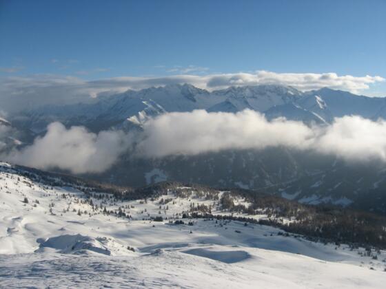 Auf dem Bild sieht man den Aufstieg über die Almböden. Im Hintergrund der Zillertaler Hauptkamm mit Olperer und Fussstein.