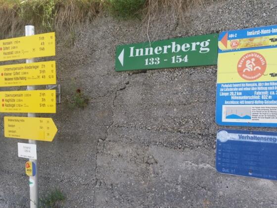 Wegtafel mit Daten der Tour am Parkplatz in Innerst