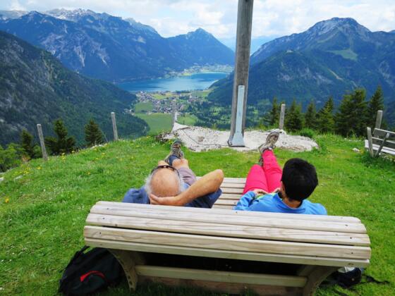 Gipfel mit Liege und herrlicher Aussicht auf Pertisau und Maurach am Achensee. In der Mitte hinten das Ebner Joch (1957 m).