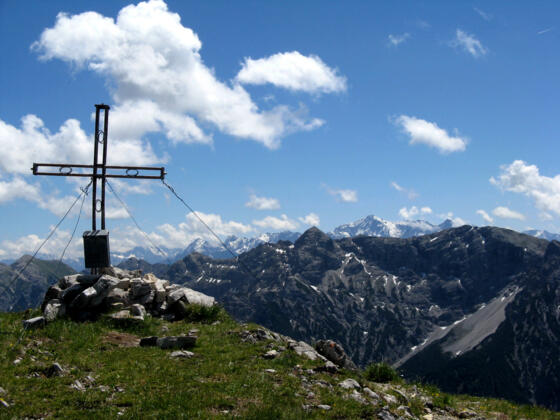 Der aussichtsreiche Gipfel bietet ein prächtiges Panorama; hier zeigt sich die Zugspitze in der Ferne!
