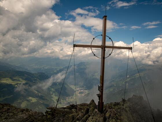 Gipfelkreuz mit Mayrhofen tief im Tal