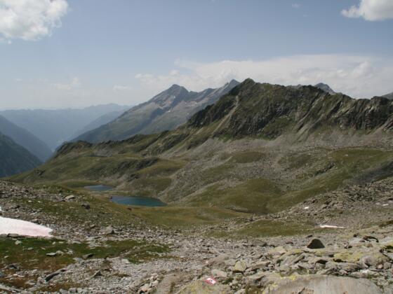 Beim Anstieg zur Bärenlueg Scharte schweift der Blick zurück zu den Koflerseen.