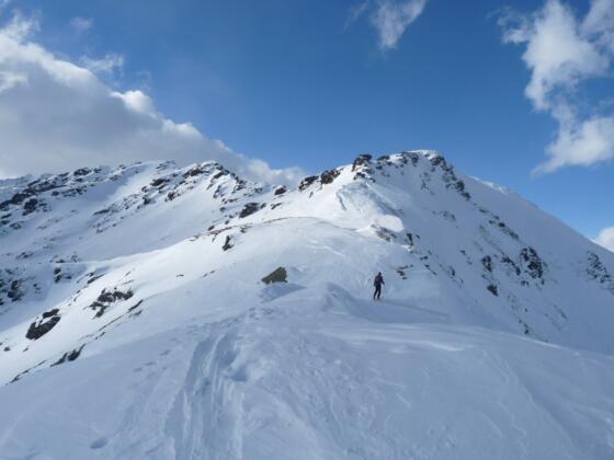 Der Gipfel der Schneegrubenspitze ist bereits zum Greifen nahe.