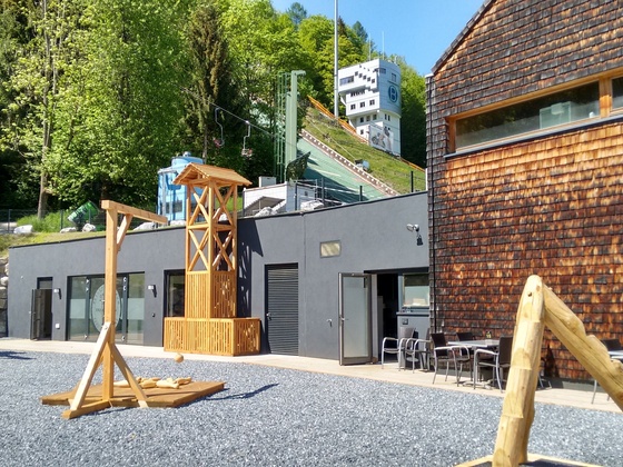 Besucherzentrum mit Österreich Haus und Paul Außerleitner Schanze im Hintergrund