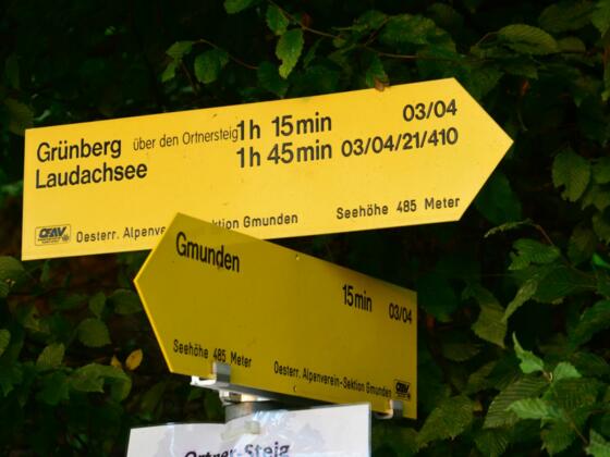 Wegweiser an der ersten Wiese