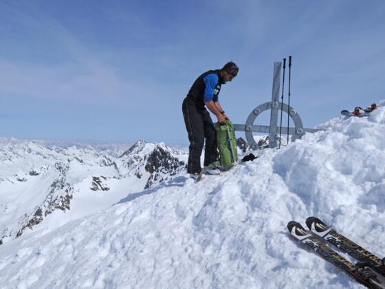 Winterliches Gipfelkreuz auf dem Fluchtkogel