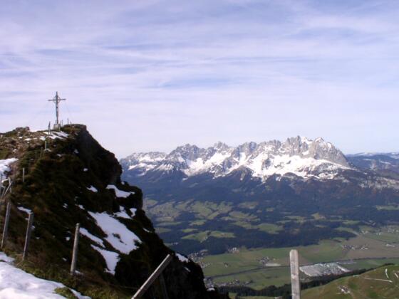 Gipfelkreuz ~900m, etwas unter dem Gipfel.