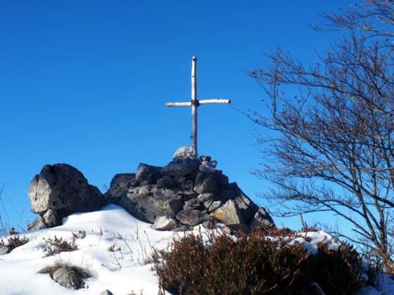 Kleines Holzkreuz auf der Schwalbenmauer ~1140m