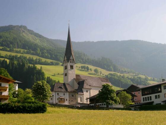 Stuhlfelden ist die älteste Pfarre im Oberpinzgau. Es hat auch die älteste, die schönste und kostbarste Kirche des Oberpinzgaus.
