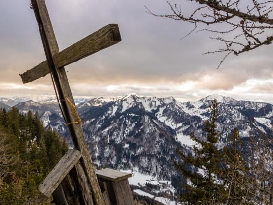 Schiefes Gipfelkreuz am Eisenberg.