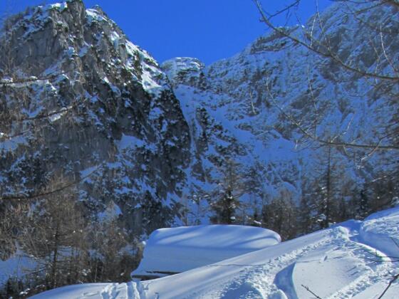 Von der Hütte ist nur das Dach zu sehen