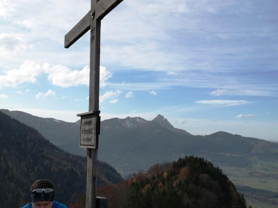 Das Gipfelkreuz am Maisenkögerl.