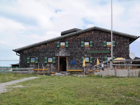 Die Christophorushütte am Feuerkogel (rechts hinter der Hütte befindet sich eine Kapelle).