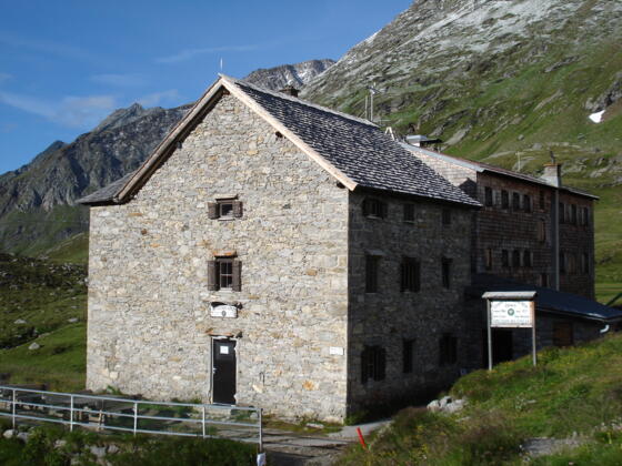 Rostocker und Essener Hütte vom Aufstiegsweg