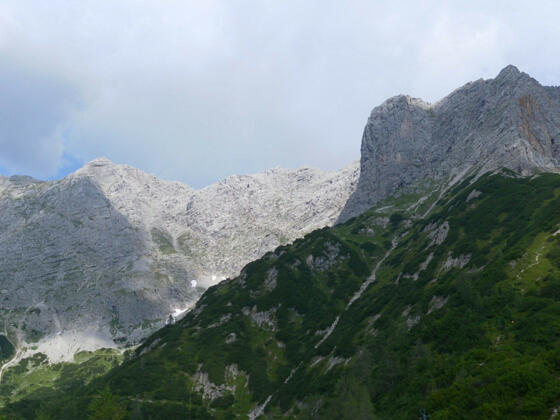 über die rechte Flanke des Persailhorns und entlang des Kammes links zum Ahlhorn. Blick von der Peter Wiechenthaler Hütte