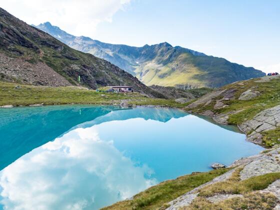 Die Hauersee Hütte spiegelt sich im gleichnamigen See.