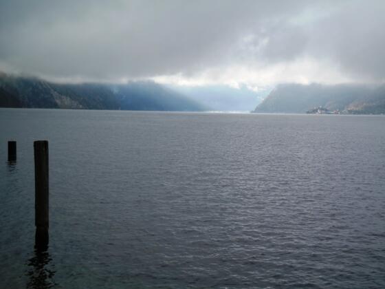 Der Traunsee am Ausgangspunkt an einem nebligen Novembertag.