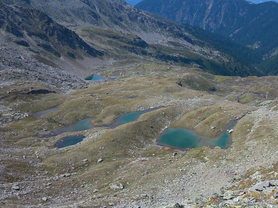 Die blauen Seen. Zum Baden am besten geeignet ist der am tiefsten gelegene See.