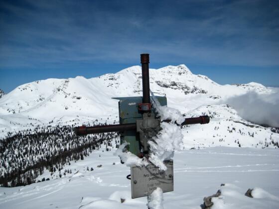 Gipfelkreuz des Angerkogels, dahinter der Mitter- und Hochmölbing