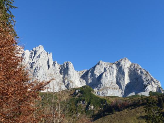 Ackerlspitze (links) und Maukspitze (leicht rechts) sind bereits gut auszumachen.
