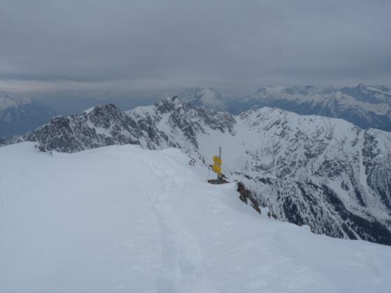 Blick hinüber zum beliebten Schitourengipfel der Kuhlochspitze.