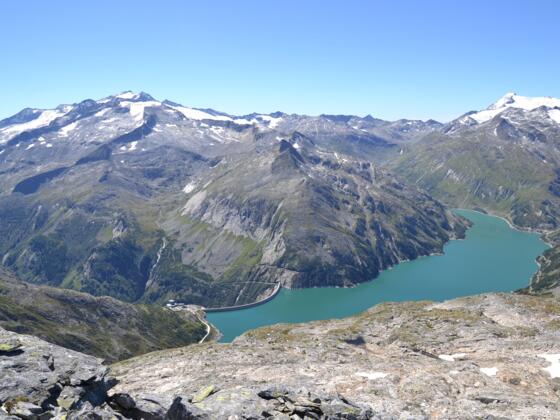 Hochalmspitze 3.360 m (links) und Ankogel 3.250 m (rechts) im Vordergrund der Kölnbreinspeicher
