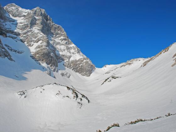 Nordgrat des Gr. Priel (links) und herrliche Firnhänge im oberen Kirtagkar (rechts)