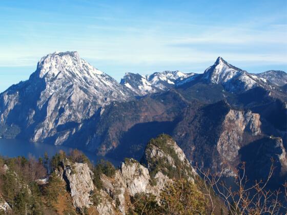 Gr. Sonnstein 1037m, Blick über den Kl. Sonnstein zum Traunstein und Hochkogel