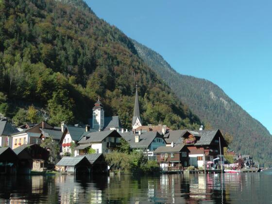 Unser Ziel: Hallstatt mit der Schiffsanlegestelle (rechts)