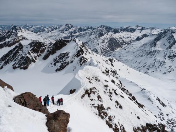 Blick vom Gipfel der Fineilspitze Richtung Nordost, im Hintergrund Sennkogel und Talleitspitze