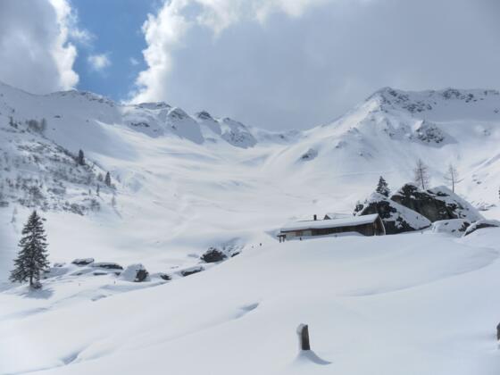 Stefflalm und Murnauer Scharte. Rechts davon der Leitenkogel, links der Westkamm des Mittagskogel mit dem Anstiegssattel ganz links