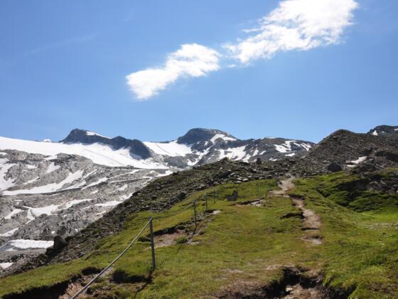 Von der Krefelder Hütte geht es zunächst bergauf Richtung Alpincenter/Kitzsteinhorn