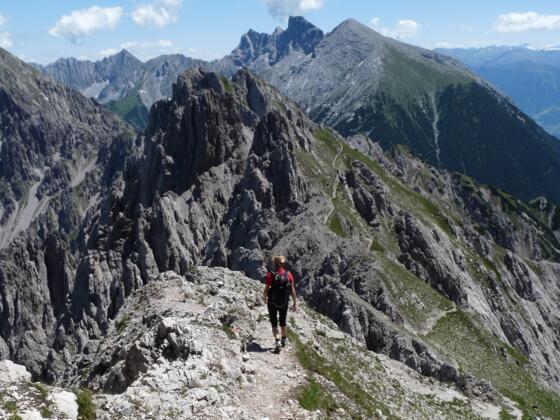 Einer der wenigen sanften Abschnitte auf dem Freiunger Höhenweg. Die Felspyramide der Kuhlochspitze ist bereits erkennbar.