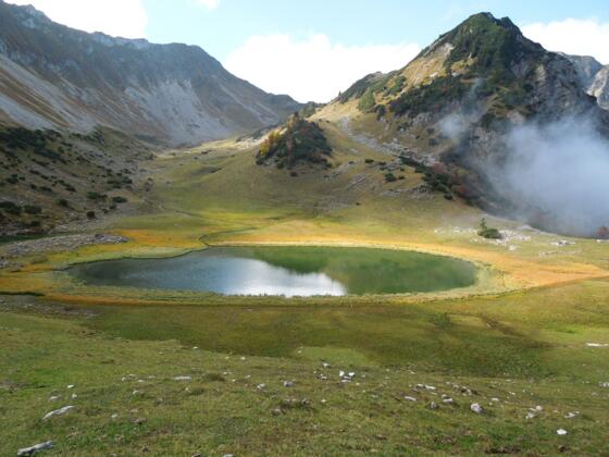 Delpssee im Herbst, Blick zur  Hütte