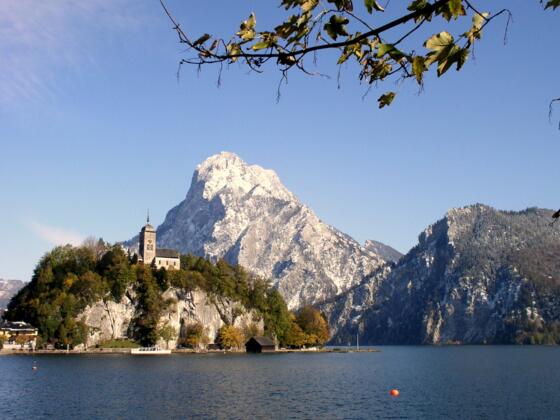 Traunsee 428m, mit Traunkirchen und Traunstein.