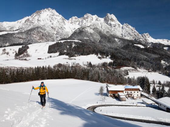 Im unteren Teil des Anstiegs: Gehöft Lehenbrand & Leoganger Steinberge