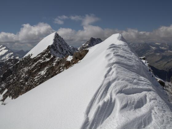 Gipfelgrad, links die westliche Simonyspitze