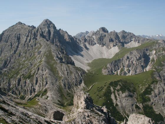 Grandioser Blick von der Nockspitze auf die &quot;Dolomiten Nordtirols&quot; mit dem Lizumer Kar. Markant ragt die Marchreisenspitze empor.