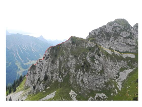 Verlauf der Route (rot) und der beiden Abstiegsvarianten (orange). Abnschnitte, Ansicht von NO (Zwerchwand). Nicht einsehbare Abschnitte der Tour sind gestrichelt eingezeichnet.