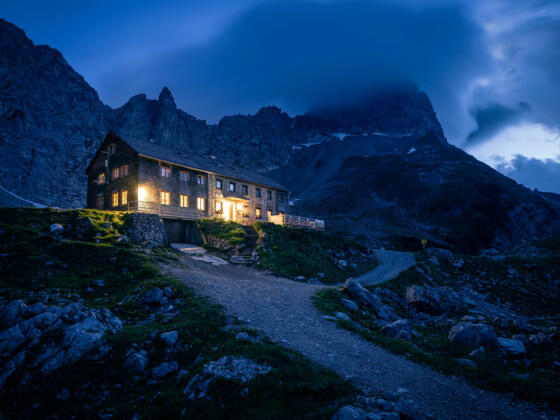 Die Lamsenjochhütte bei Nacht