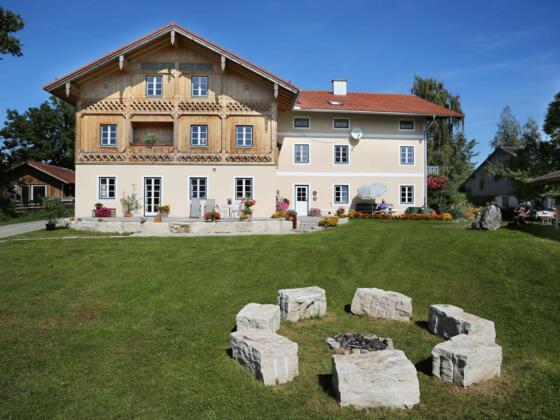 Hofansicht mit Feuerstelle