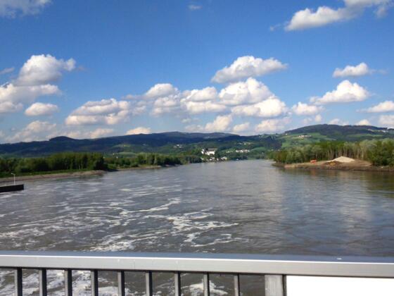 Brücke Kraftwerk 275m: Hamberg links, Koglerauspitz rechts