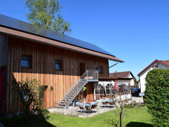 Ferienhaus mit Ferienwohnungen und Biergarten/Bierstüberl
