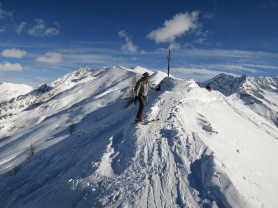 Aus dem Steilhang gelangt man unmittelbar auf den Gipfelkamm - der Horizont weitet sich plötzlich und spektakulär.