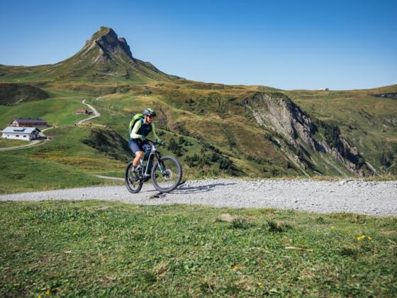 Mountainbiker am Fuße der Damülser Mittagspitze