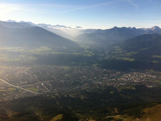 Von der Nordkette reicht der Blick weit über Innsbruck hinaus! Unsere Tour führt uns etwas tiefer aber nicht weniger aussichtsreich entlang der Nordkette!